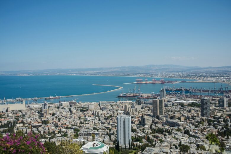 נמל חיפה על רקע העיר
