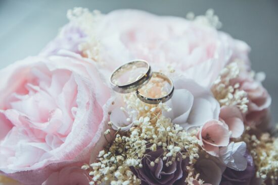 פרחים וטבעות נישואין